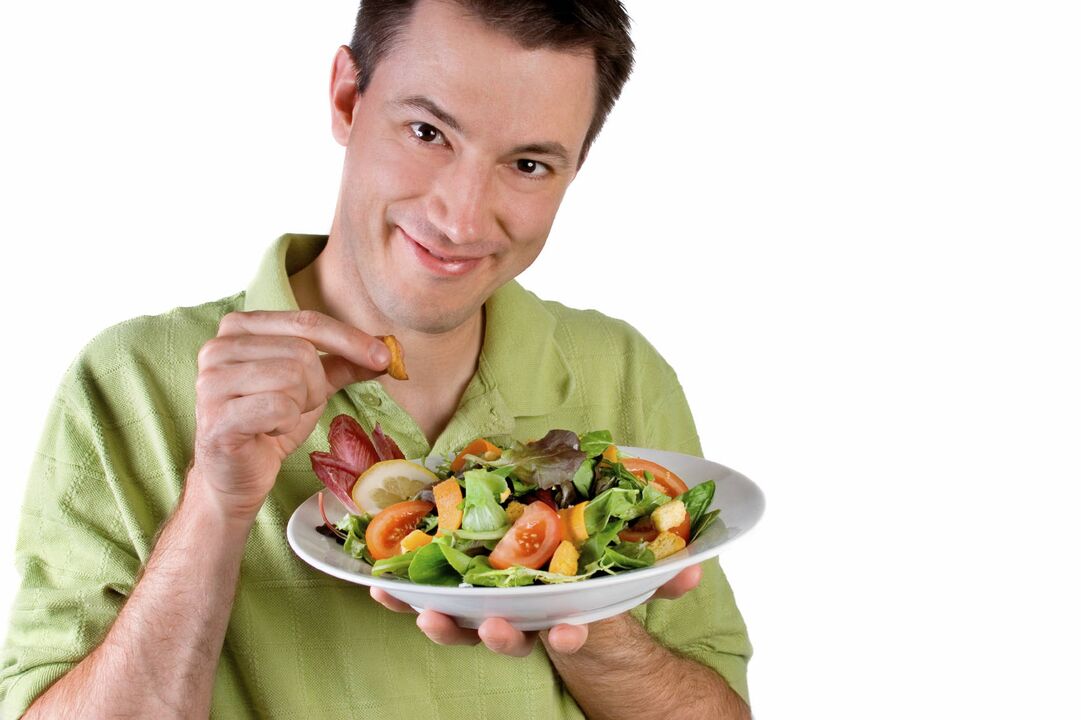 человек ест овощной салат для силы